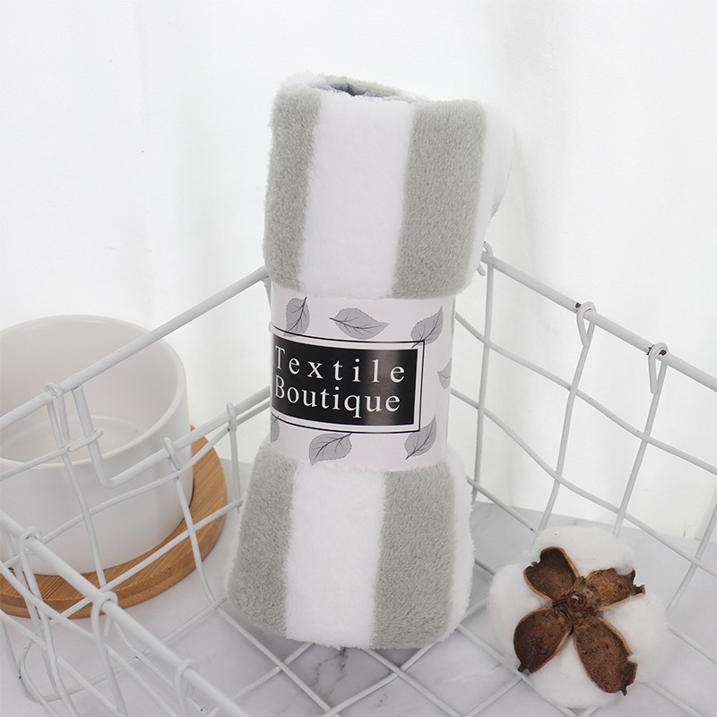 Blanco y gris