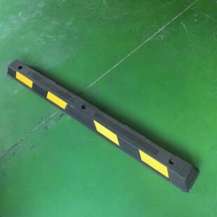 Source Factory 1650*150*100mm Frosted Quadrilateral Rubber Car Stopper Parking Warning Blocker