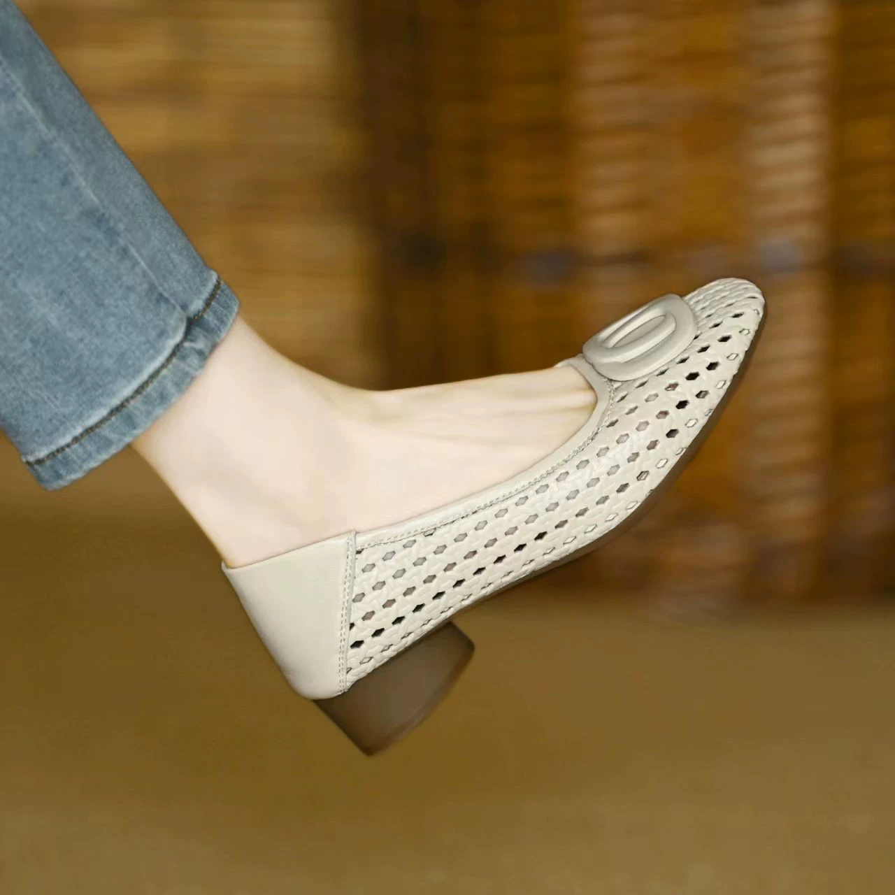 Летние дышащие босоножки-мэри-джейн из кожи с квадратным носком, металлической пряжкой в стиле французских сабо, массивным каблуком и ажурной отделкой, коллекция 2025 года.