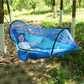 吊床;吊篮;登山扣、钩