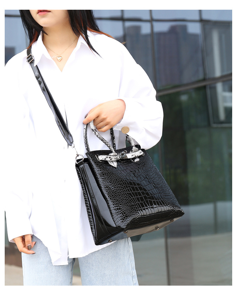 New European and American fashion crocodile pattern crossbody single-shoulder handbag bags for women, wholesale of mother and child set bags Application Scenario