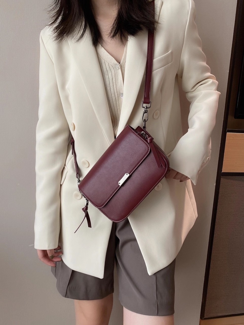 winter genuine leather new pattern Messenger Small square package Cross section Claret Package cover type The soft Korean Edition zipper Versatile bags