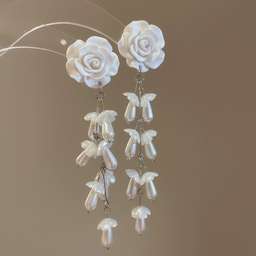 Pendientes de aguja plateados con pétalos de perlas con incrustaciones de diamantes y borlas, pendientes de tuerca de lujo ligeros y de alta gama con un diseño elegante y versátil.