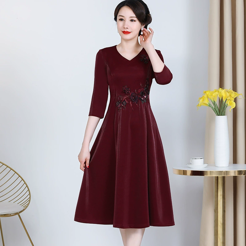 Платье с перламутровыми бусинами и стразами для весеннего и осеннего сезонов 2025 года, для свадеб и банкетов, модный наряд для женщин среднего возраста.