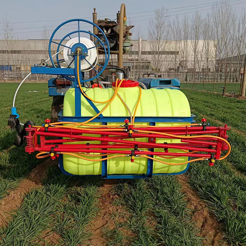 Máquina de pulverización de insecticida de maíz y trigo de cuatro ruedas, pulverización automática de tubería enrollada, pulverización de varilla de pulverización, pulverización de vegetales, algodón y soja