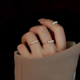 新款简约小珍珠戒指细条素圈女食指个性戒指环小众设计感小尾戒