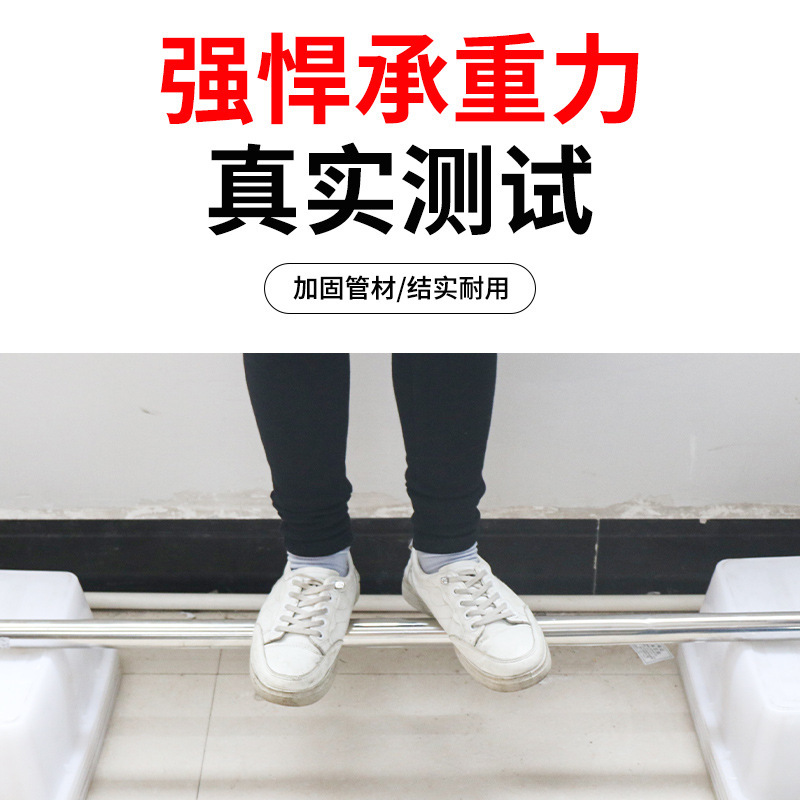 新型の高枝のこぎりの長い棒は伸縮して木を修理して木を切ります。|undefined