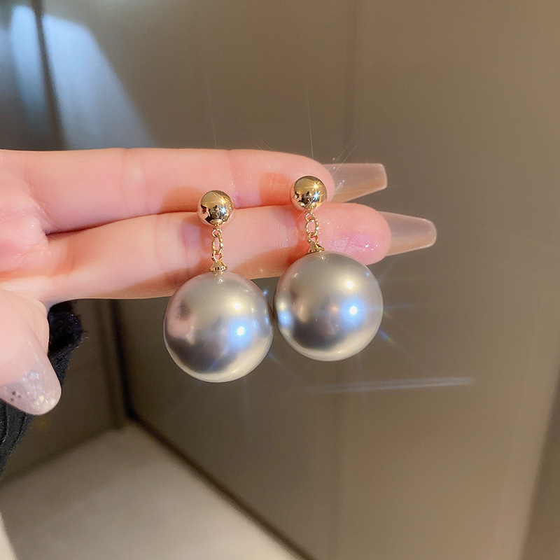 Aguja de plata grandes pendientes de círculo de perlas nicho de moda exagerado elegante alto sentido pendientes francés retro pendientes de todo fósforo