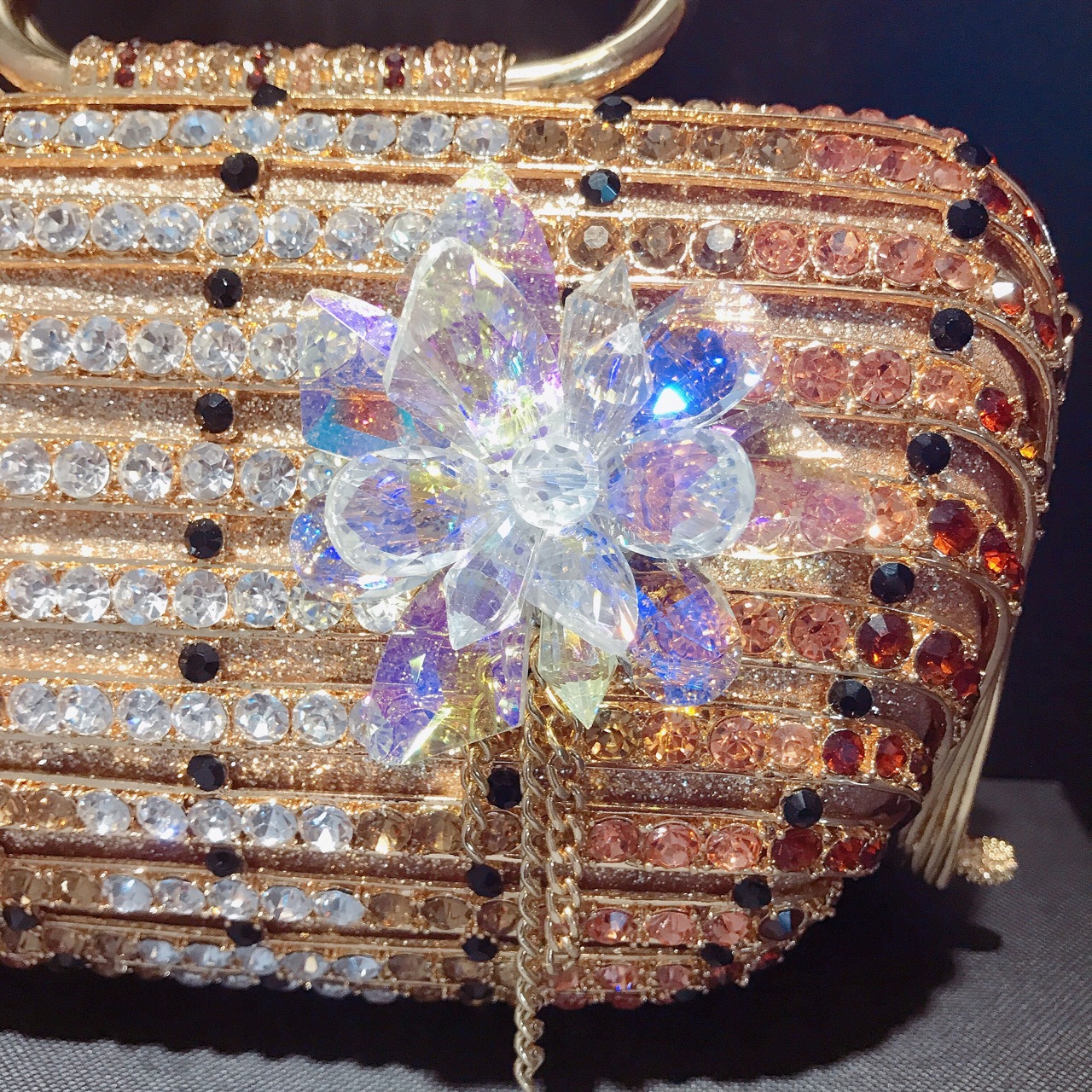 Túi clutch nữ đính đá dạ hội kim loại rỗng họa tiết lồng chim — Cá tính đặt làm, Màu xanh lục, Màu đỏ, Nền vàng kim cương trắng chi tiết 6