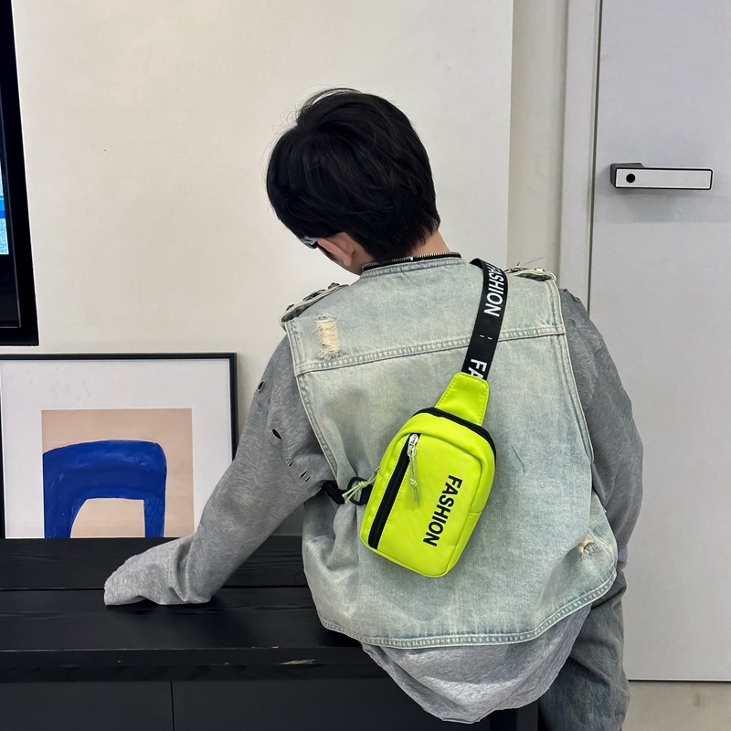 Bolso de pecho para niños y niñas de moda coreana, letras de estilo occidental, bolso de mensajero para niños deportivos de ocio 2025 nuevo bolso para niños
