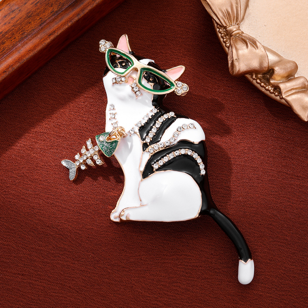 Chat mangeant du poisson - Broche animal haut de gamme, luxueuse, exquise et adorable pour femme, accessoire, épingle, ornement_voghion.com