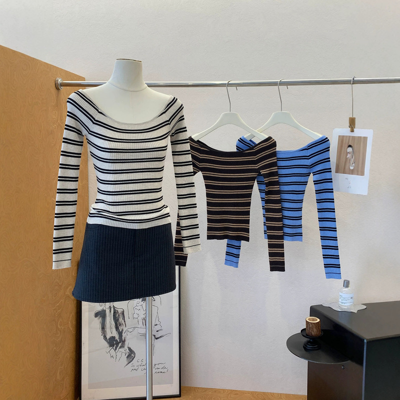 Korean-style U-neck off-shoulder striped long-sleeve knit top for women, new spring and autumn collection, age-reducing, slim-fit, elegant top Korean-style U-neck off-shoulder striped long-sleeve knit top for women, new spring and autumn collection, age-reducing, slim-fit, elegant top