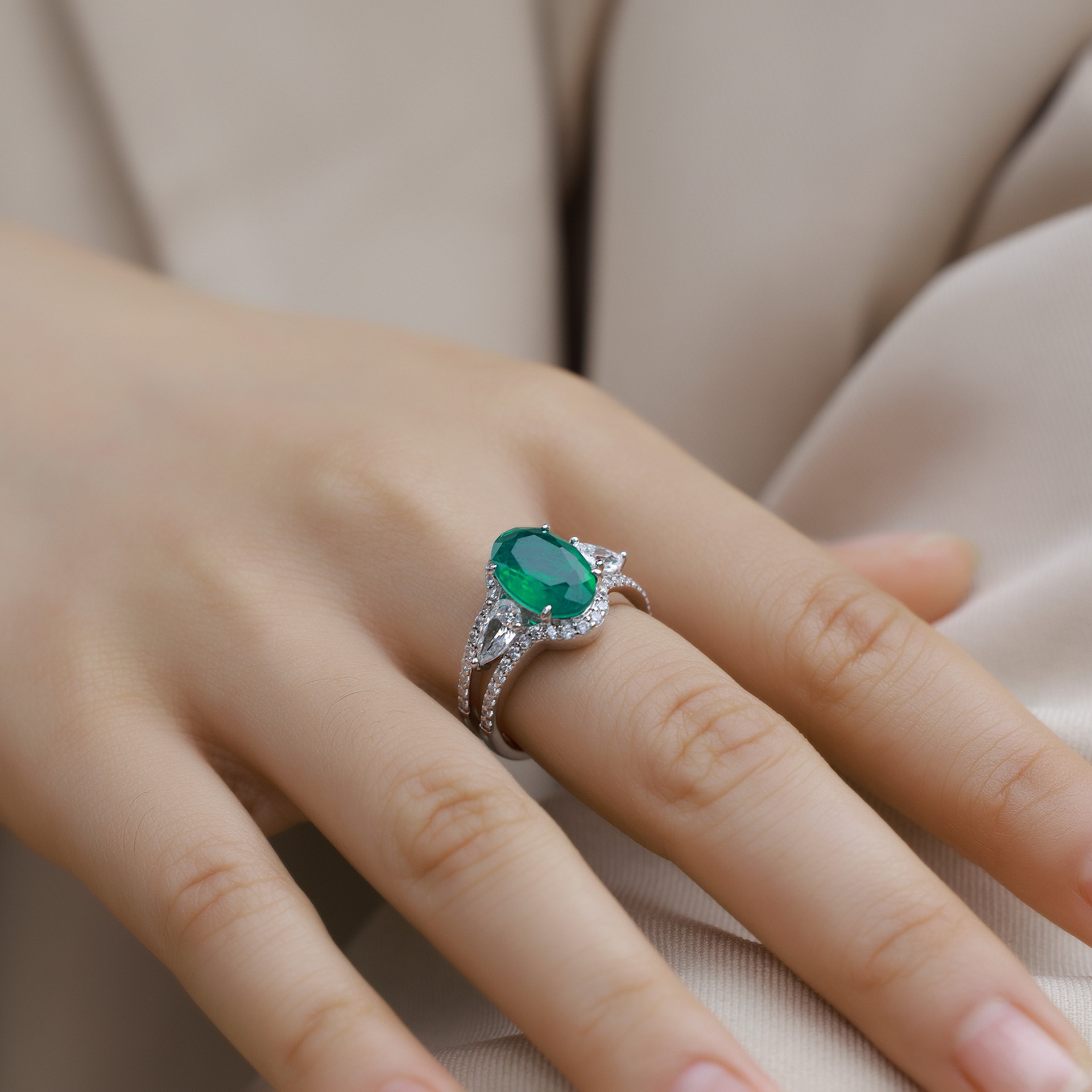 Europa y Estados Unidos, lujo ligero, retro, huevo de paloma, anillo de tesoro verde, mujer S925, incrustaciones de plata, cultivo, anillo de dedo de tesoro de color, moda, todo fósforo