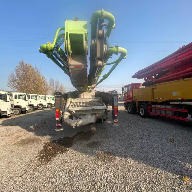 跨境厂家直供重汽汕卡底盘中联重科上装泵车直供53米泵车直供厂家