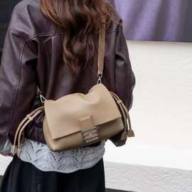 自然摔牛皮腋下包大容量真皮法棍包抽绳百搭通勤质感女单肩斜挎包