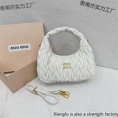 新款手提饺子包手拎女包单肩斜挎包家绣线褶皱云朵包