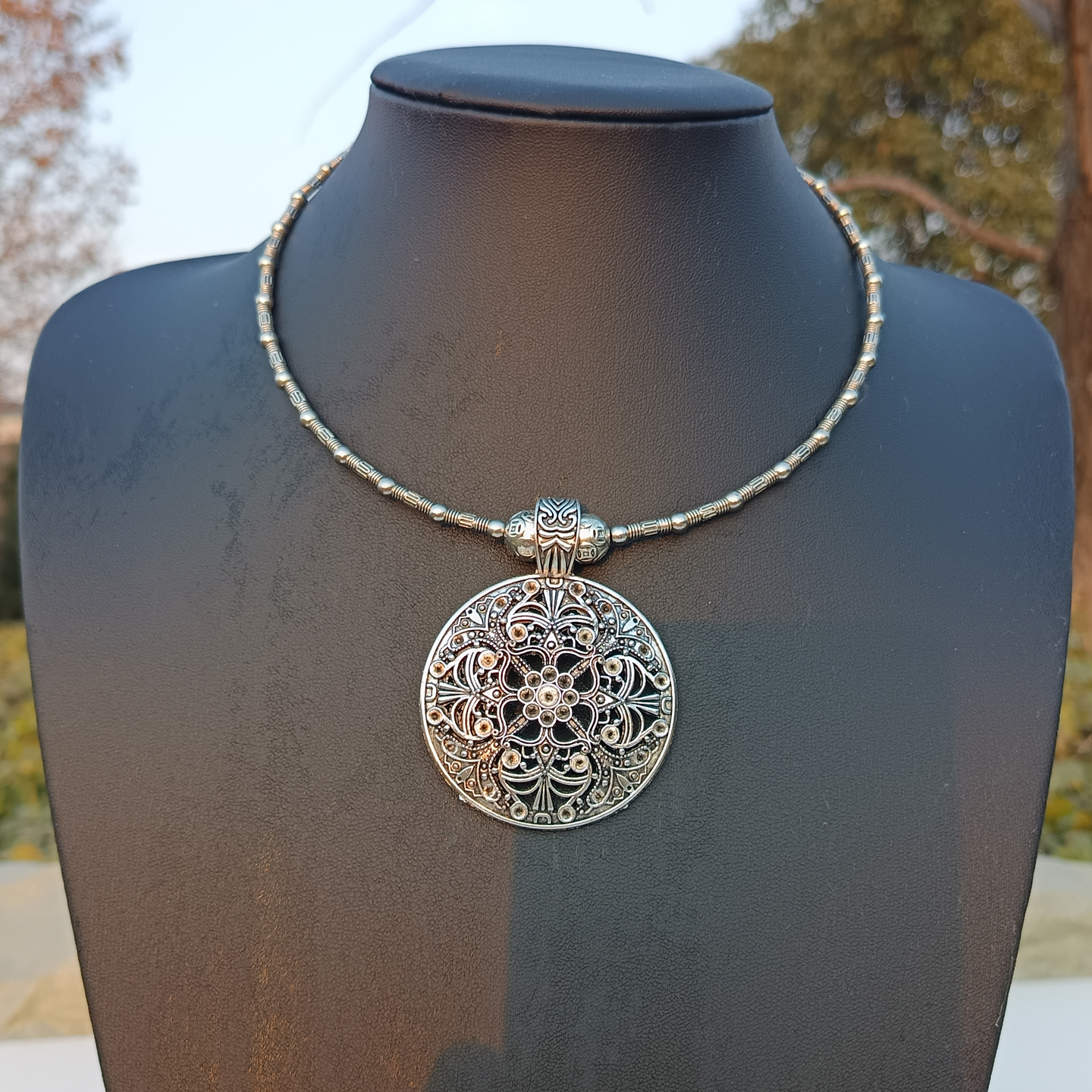 보헤미안 스타일 원형 조각 목걸이