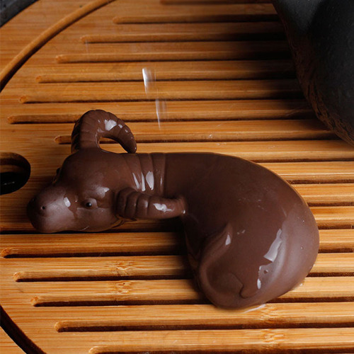 Purple clay tea pet cow turn the world tea play lucky golden toad ornaments fine handmade sculpture tea tray tea props can be raised