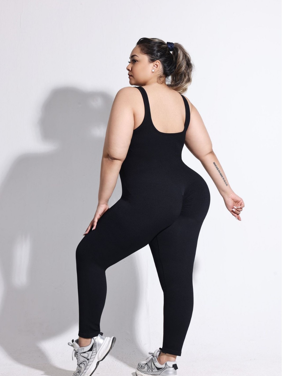 Mono de hilo grueso con espalda abierta de gran tamaño, mono deportivo moldeador de cuerpo con doble hombro fijo para mujer, traje de yoga sin costuras con levantamiento de cadera