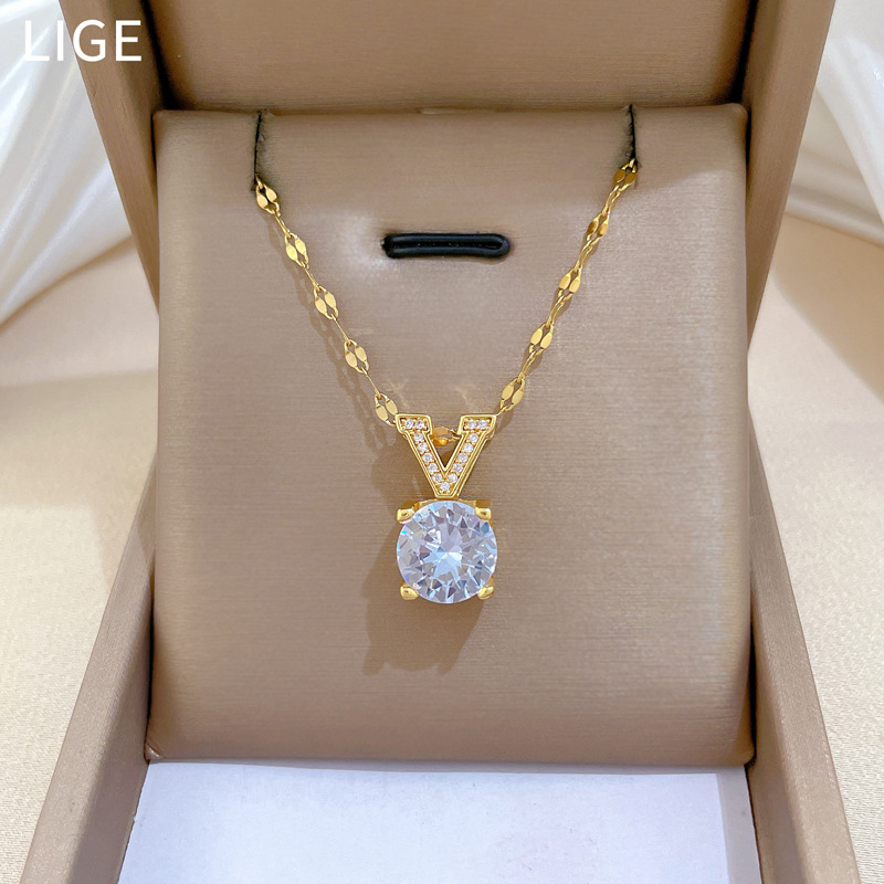 [Acero de titanio] Diamante cuadrado en forma de V, personalidad, lujo ligero, hermoso collar de diamantes, cadena de clavícula de todo fósforo femenina, cadena de acero de titanio