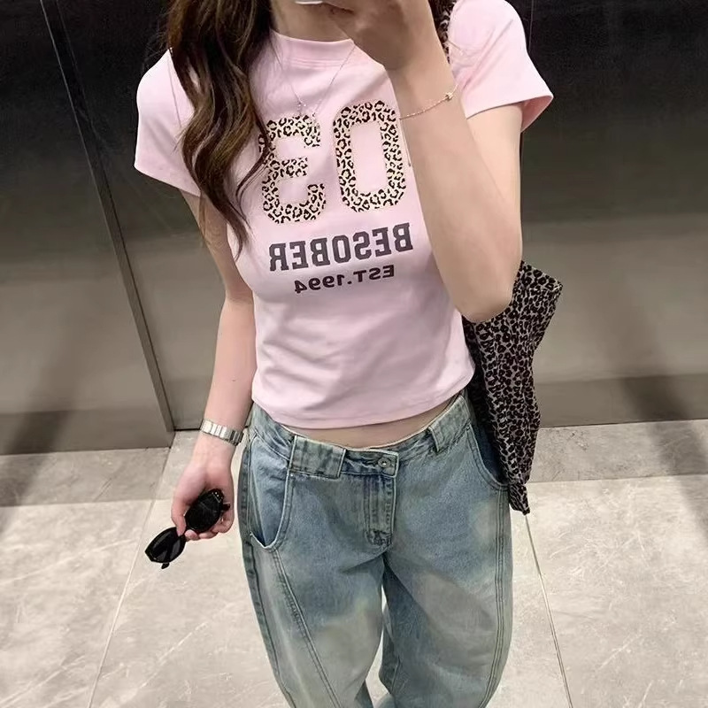 Pink Straight-Shoulder T-Shirt for Women, Summer Leopard Print Digital Print, Slim Fit, Short-Sleeve Vintage Style, Short Top for Trendy Girls Pink Straight-Shoulder T-Shirt for Women, Summer Leopard Print Digital Print, Slim Fit, Short-Sleeve Vintage Style, Short Top for Trendy Girls