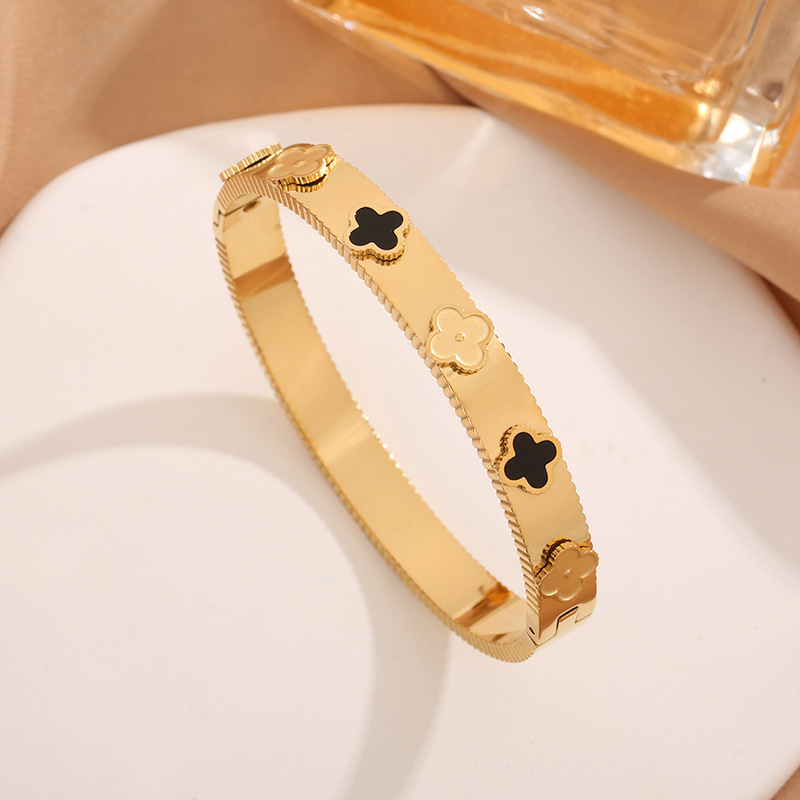 Seis pulseras de tetrafolia