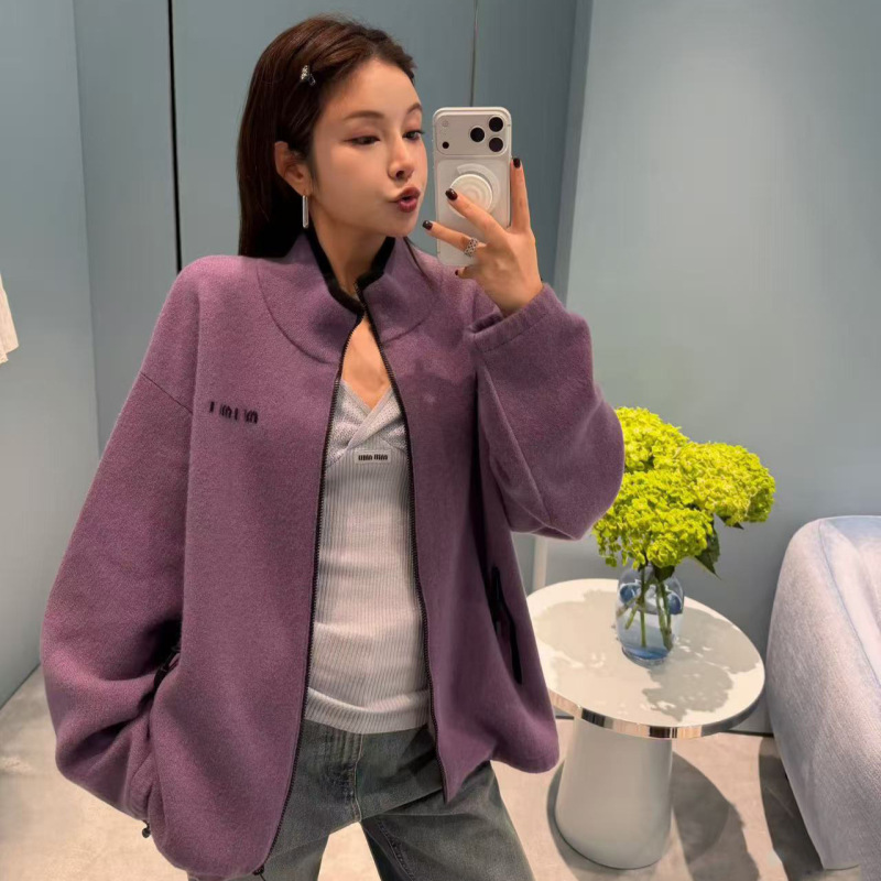 26ss Nanyou miumiu women's casual loose-fitting slimming stand-up collar knitted zip-up fleece jacket 26ss Nanyou miumiu women's casual loose-fitting slimming stand-up collar knitted zip-up fleece jacket