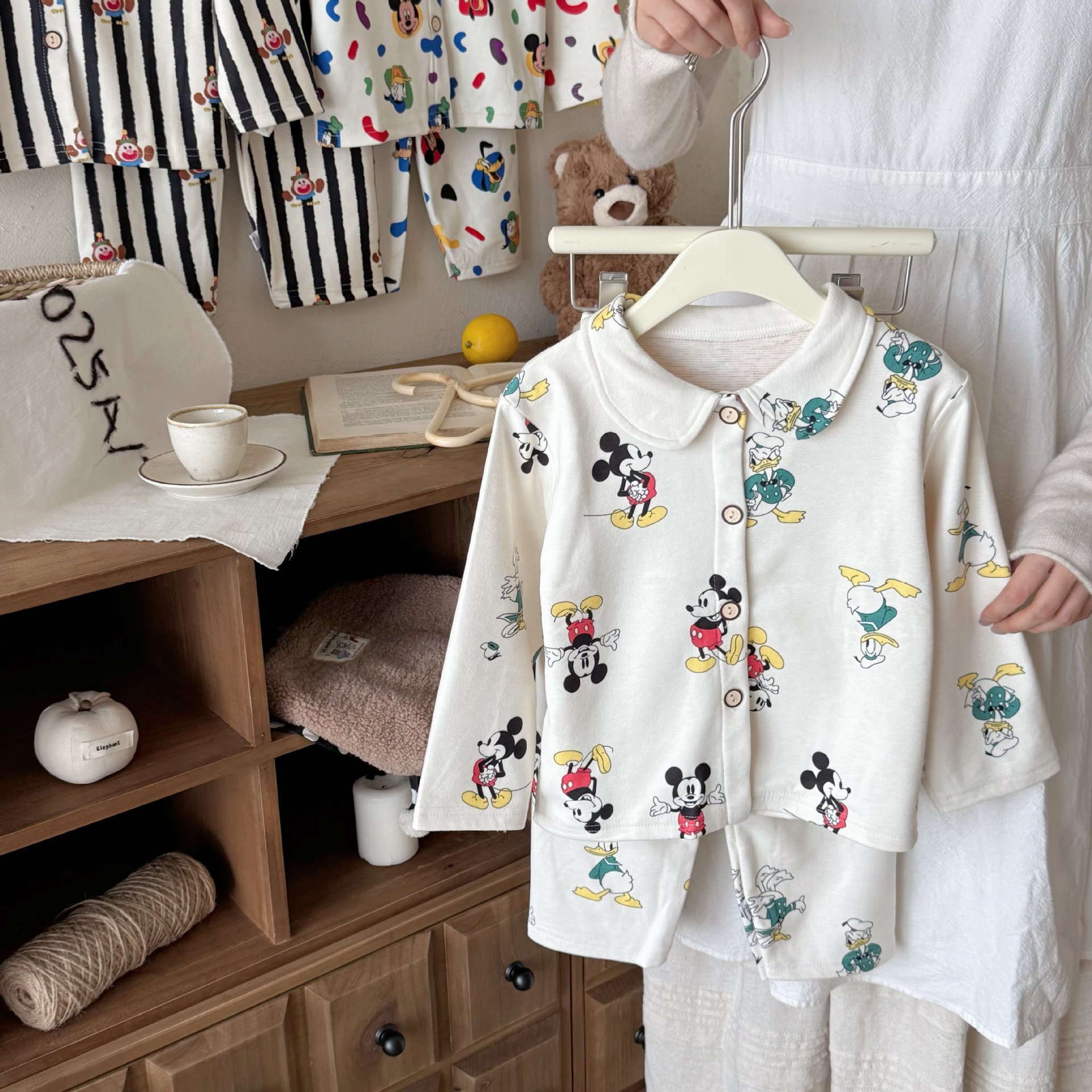 Niños primavera y otoño pijamas de terciopelo niños dibujos animados manga larga juego de ropa de casa dos juegos de cardigans con solapa