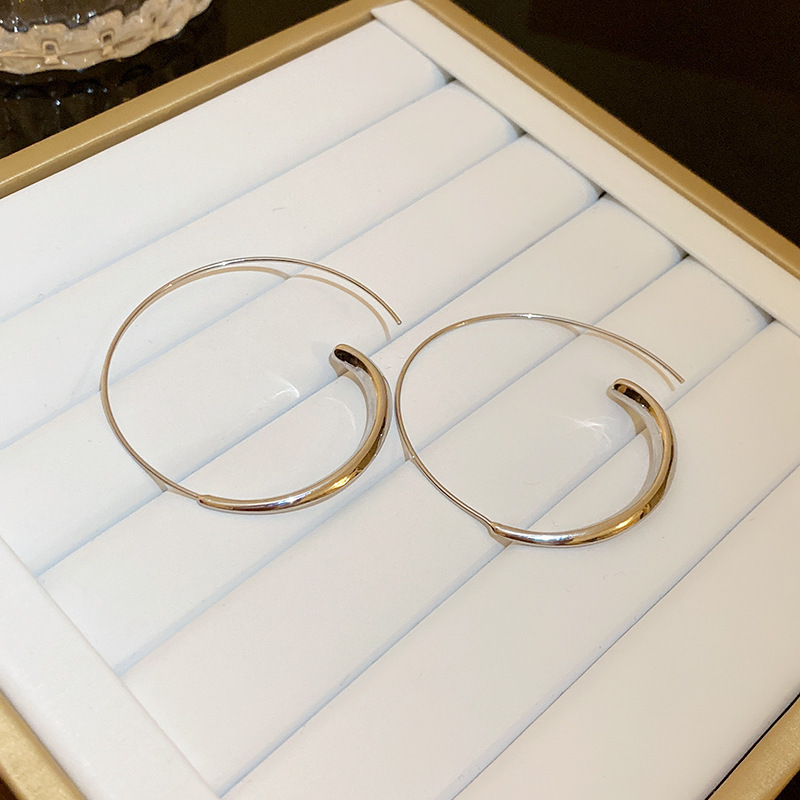 Pendientes de alta gama de lujo ligero transfronterizo de aguja de plata de galvanoplastia de oro real, pendientes de personalidad de nicho, pendientes de alta gama de moda al por mayor