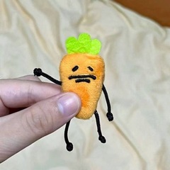 創意的で可愛いです。ニンジンのぬいぐるみのペンダントです。