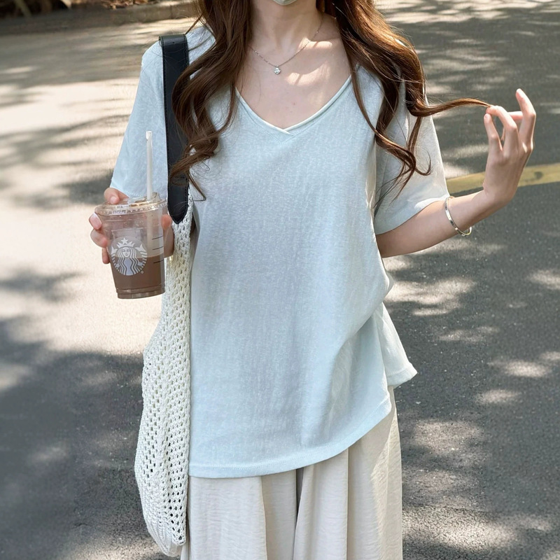 Women's cotton-linen short-sleeve t-shirt, summer thin loose fit, unique and beautiful, super stylish blue V-neck top Women's cotton-linen short-sleeve t-shirt, summer thin loose fit, unique and beautiful, super stylish blue V-neck top