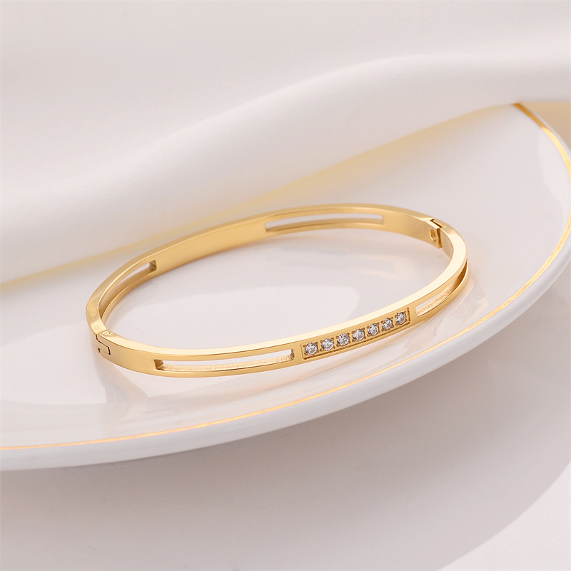 Pulsera de titanio y acero para mujer, diseño moderno y sencillo, pulsera de lujo que no se desvanece, venta al por mayor en stock.