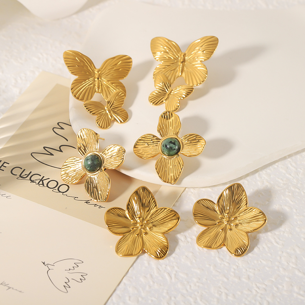 Retro golden fashionable earrings stainless steel