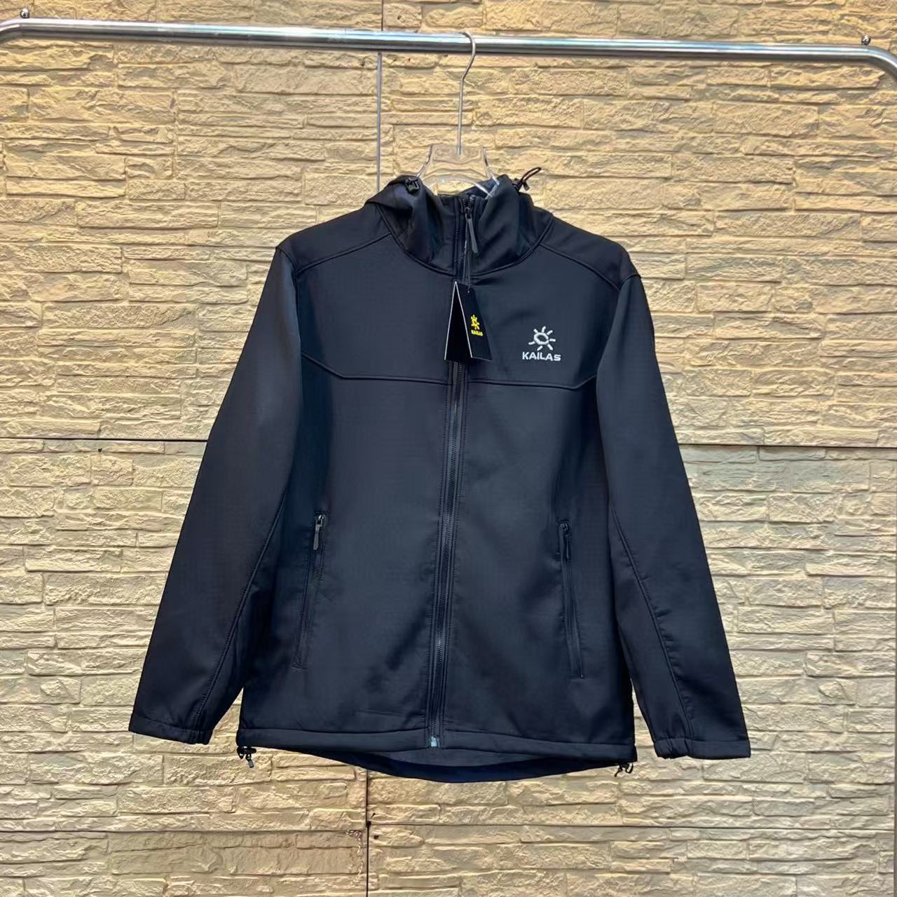 Veste softshell à capuche brodée kaila pour couple extérieur_voghion.com