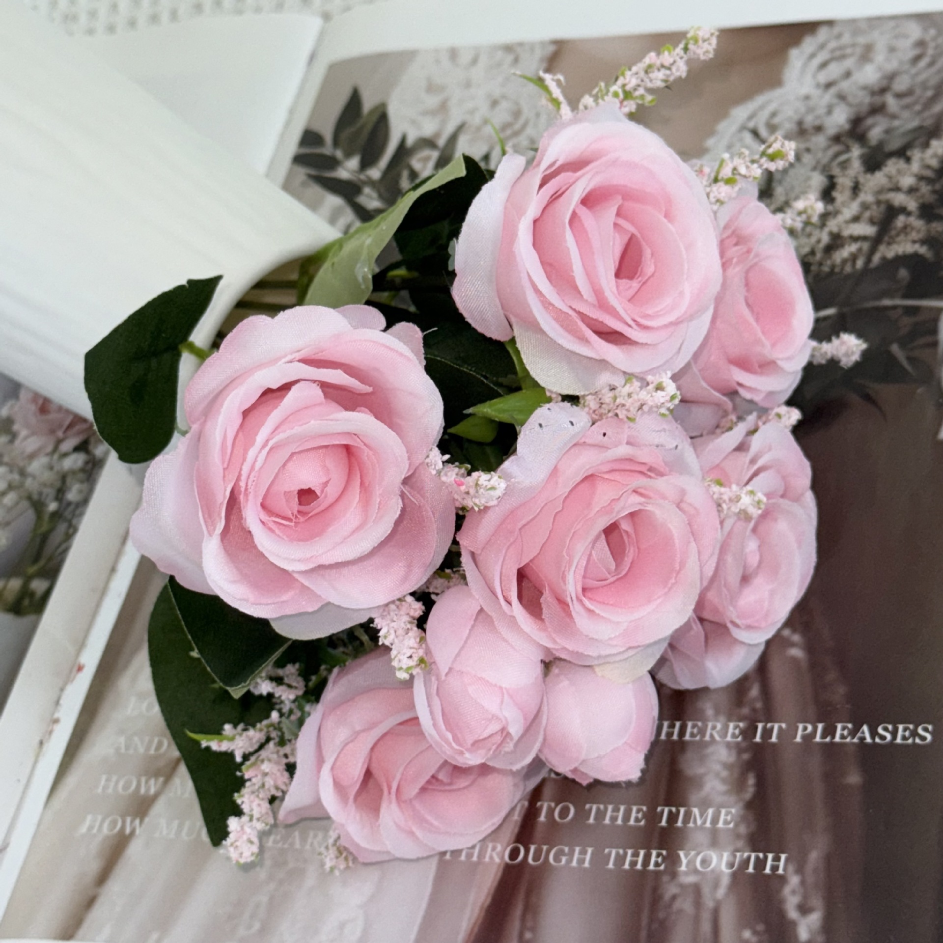 Comercio exterior transfronterizo al por mayor Manso de boda de Amazon Ramo de flores Rosas Sosteniendo explosiones transfronterizas Flores artificiales Flores artificiales Flores falsas