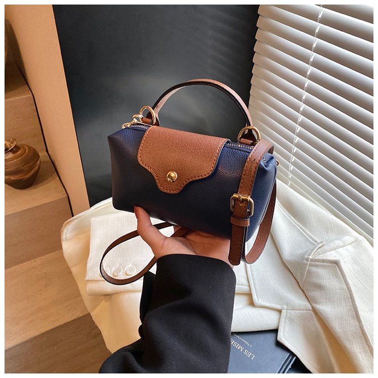 Nueva moda de ocio y moda 2025 simple Pu mujeres de color sólido bolso cuadrado de mano bajo la axila