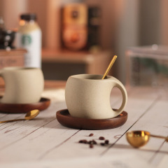 創意的な日本式のレトロなコーヒーの杯の皿のセットの高い顔の値の小さい花のコップの家庭用の粗い陶器の精巧なラテカップ