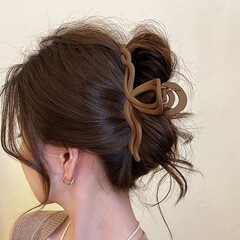 美ラードの波の線のつかみの女性の2024新型の高級感の後頭部はサメのクリップの髪を巻いて飾ります。