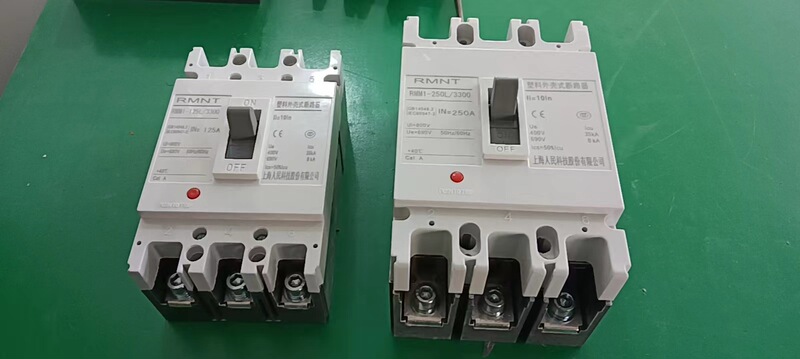 People's CM1 new case circuit breaker household low voltage isolation air switch three-phase small leakage protection plastic case break