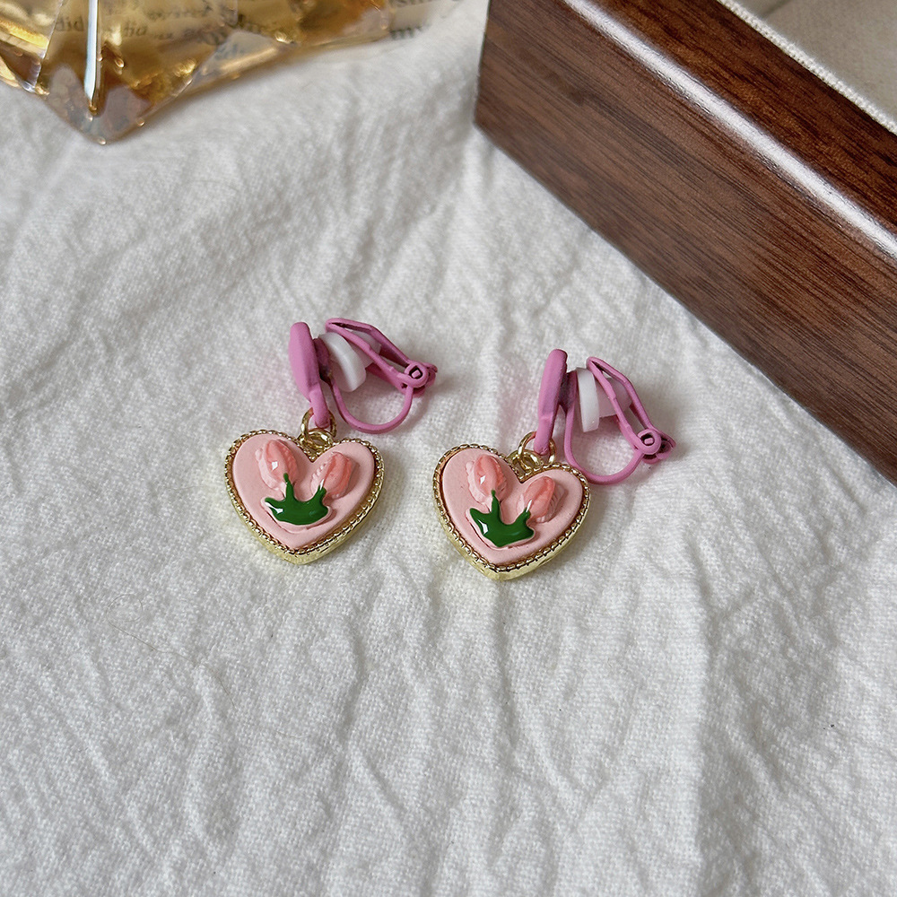 Versión coreana del clip para la oreja sin orejas de la celebridad de Internet clip para la oreja triangular con incrustaciones de diamantes de alta calidad Pendientes de Yiwu de temperamento simple femenino al por mayor