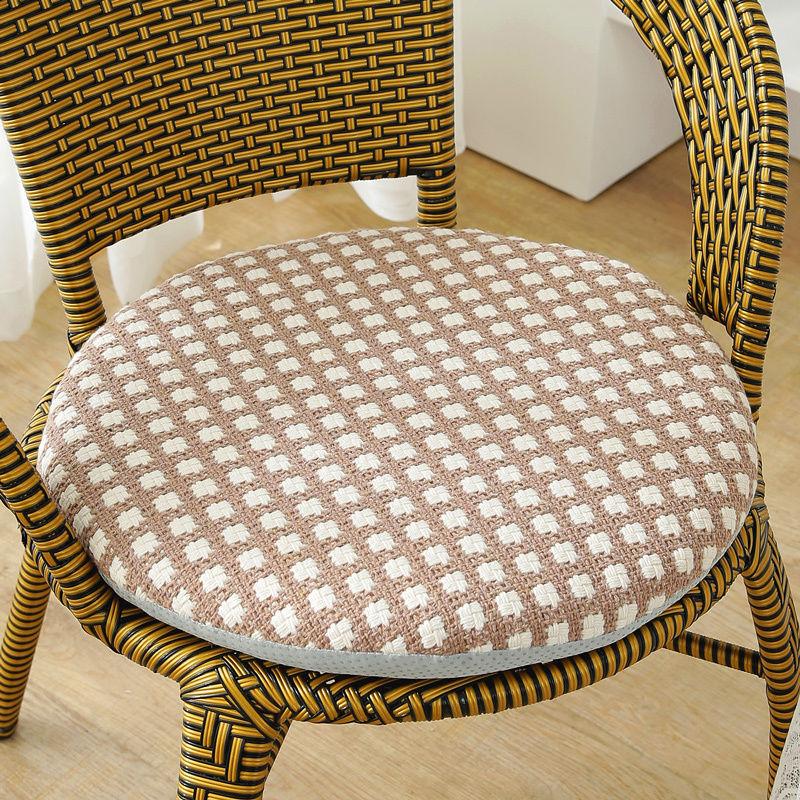 綿麻の円形の座布団を厚くして、藤の椅子の座布団を分解して洗うことができます。