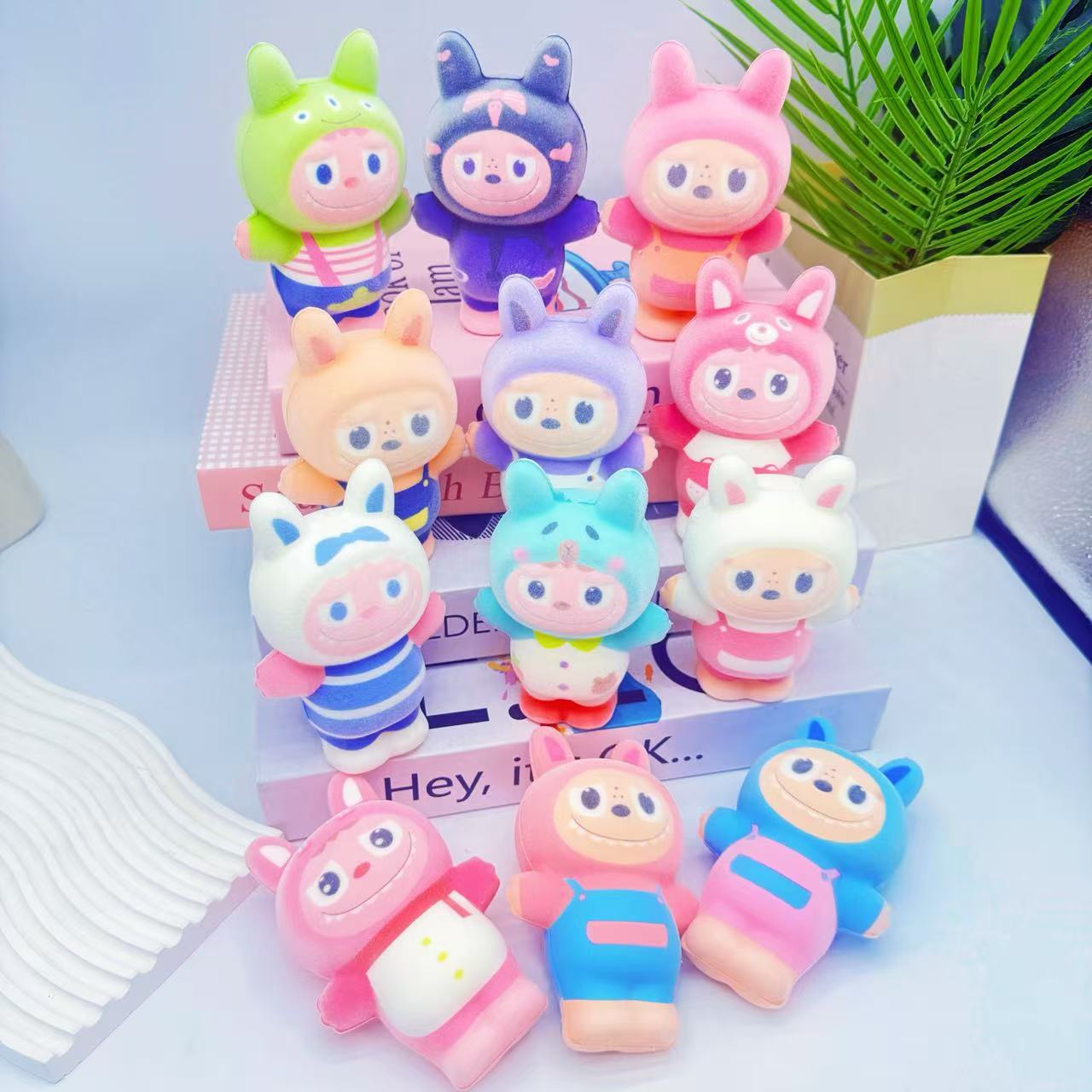 Labubu rabu flocado pellizcar música para descomprimir nuevos juguetes transfronterizos caja ciega colgante de muñeca macaron de tercera generación