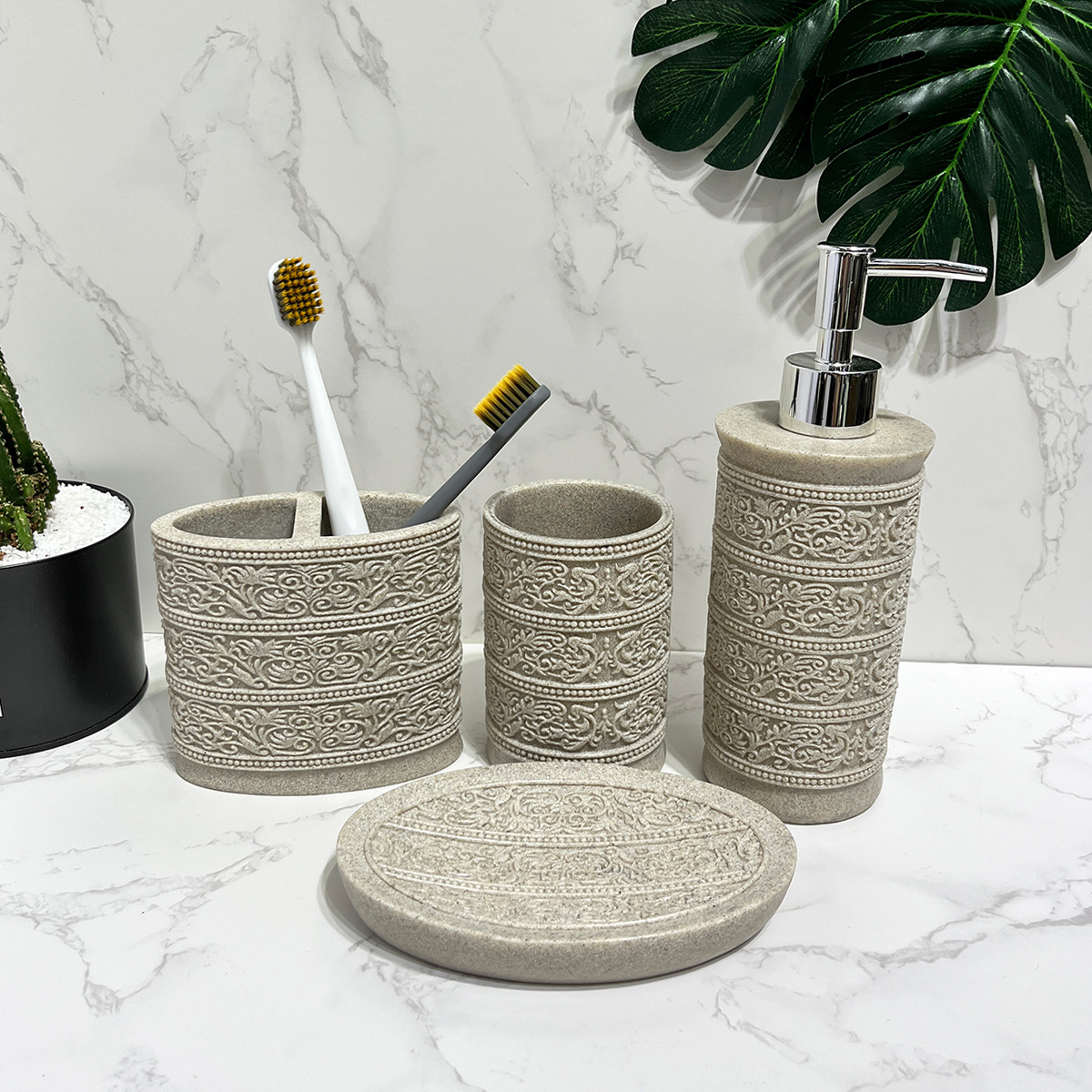 Diseño de piedra arenisca de imitación, baño de arena y grava de resina de cuatro piezas, juego de lavado de baño simple, modelo de hotel, suministros de habitación