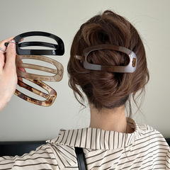 シンプルな雰囲気の楕円ヘアピンの女性の後頭部の高級感があります。