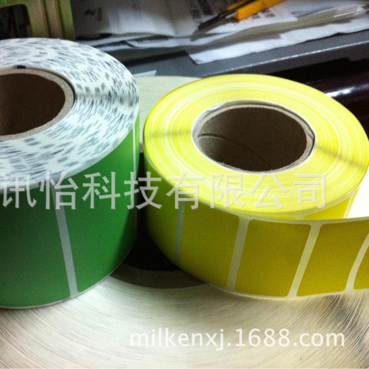 厂家直销染色PNTONE 602C铜版纸标签纸铭牌1070*1000M轮转机彩印