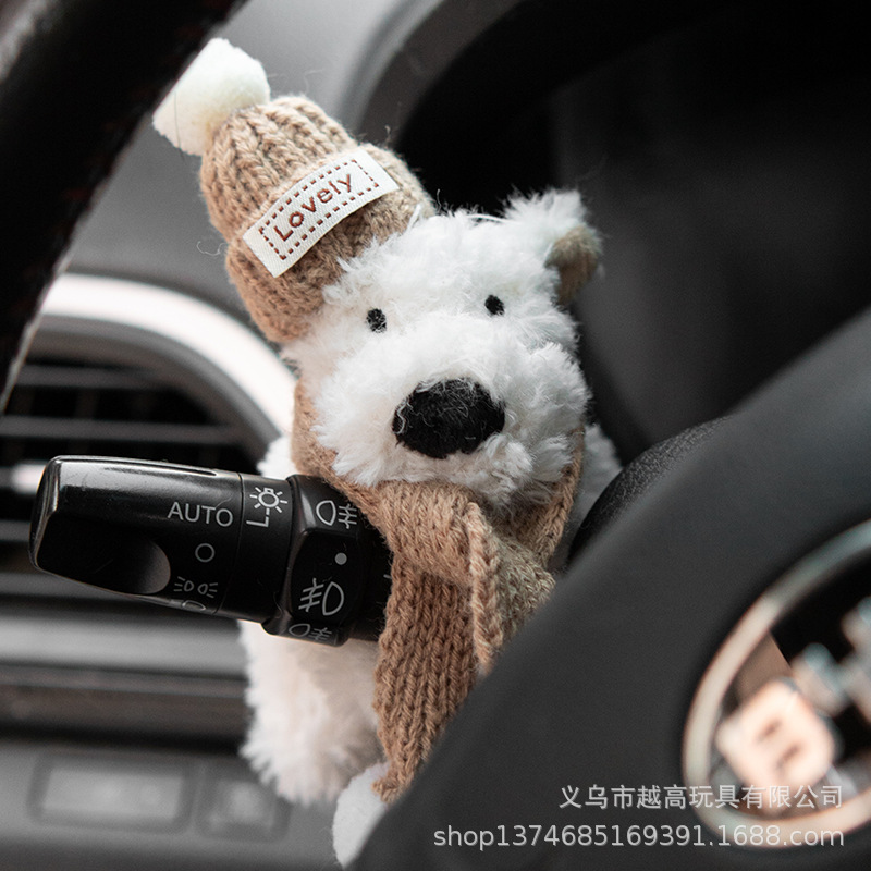 Коричневая шляпа и шарф West Highland — украшение пояса.