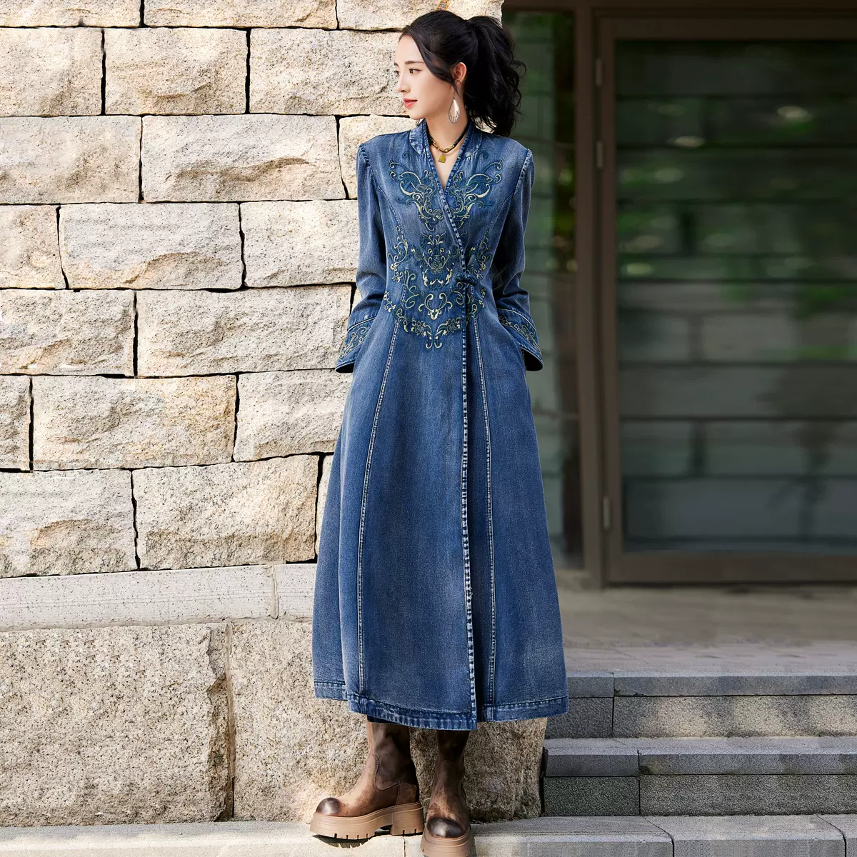 2025冬季新款复古刺绣V领牛仔外套手工盘扣宽松开衫大衣女9350