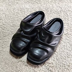 黒のしわの足は小さい靴を漕いでいます。男女は同じタイプです。