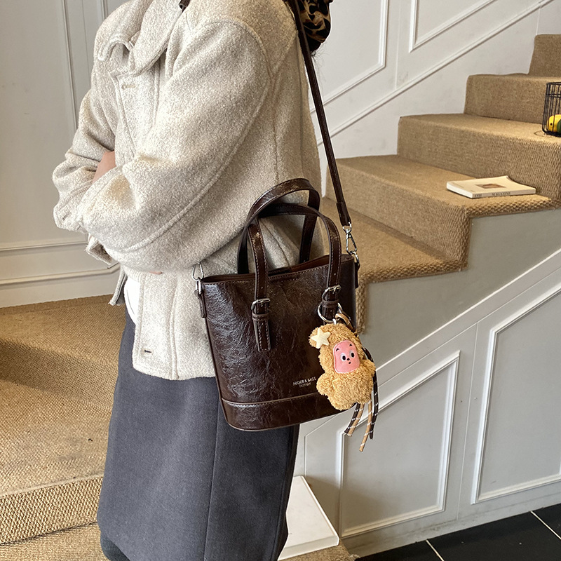 2025 nuevo otoño y invierno ocio bolso de mano de lujo ligero retro popular bolso de viaje de damas