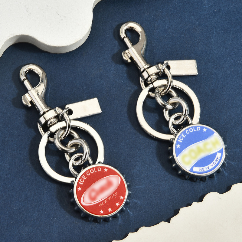 Soda cap round keychain in red and blue contrasting colors, a creative beer cap decoration for daily commuting and backpack accessories Soda cap round keychain in red and blue contrasting colors, a creative beer cap decoration for daily commuting and backpack accessories